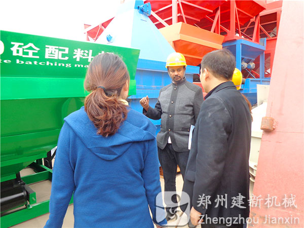 埃塞俄比亞客戶(hù)和建新人員交流混凝土攪拌站知識(shí)